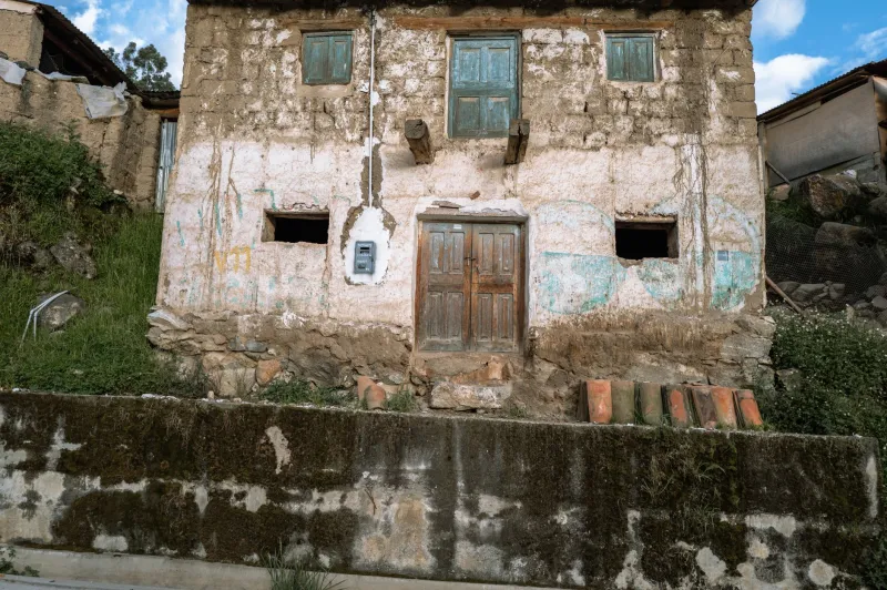 Muros que no callan: viaje por la arquitectura vernácula de comunidades que construyen para sobrevivir
