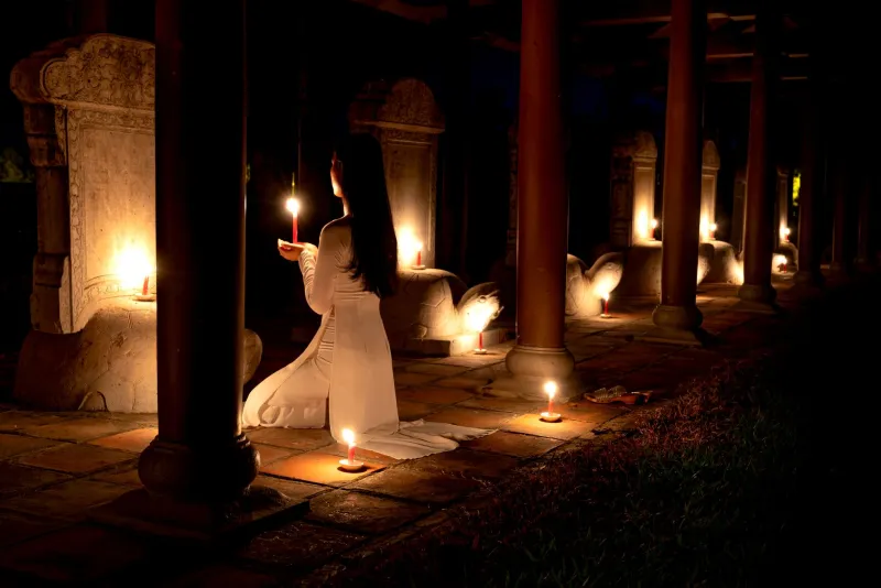Cuando cae la noche en los templos del mundo: cómo vivir ceremonias ancestrales sin ser un intruso