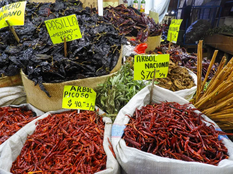 Donde se mezclan el humo y la historia: mercados callejeros que ninguna guía turística te contará
