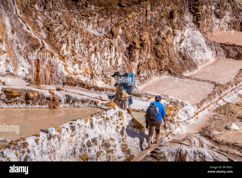 Bajo la montaña: los pueblos que extraen sal, oro y piedra con las mismas manos que sus abuelos